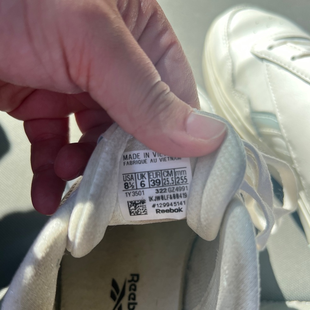 Classic Reebok - Picture 3 of 3
